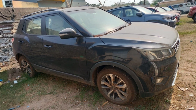 
								Mahindra XUV300 full									