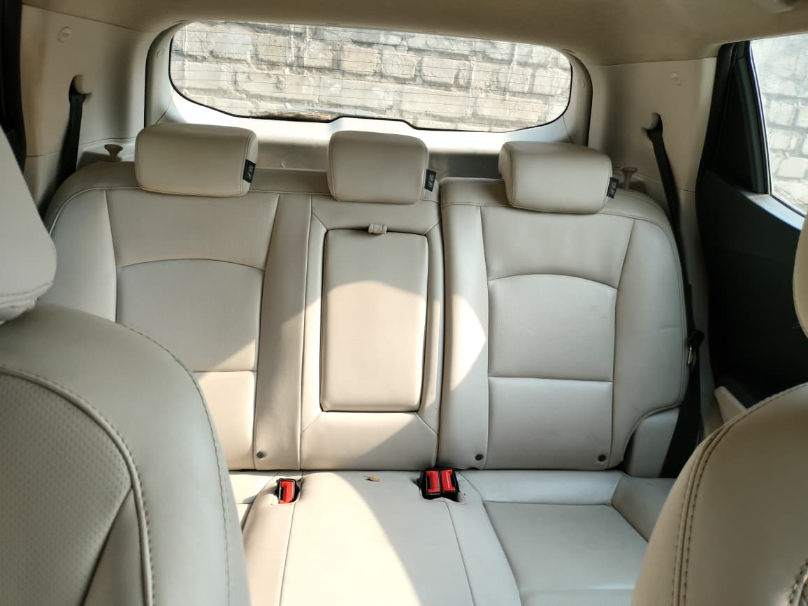 
								Mahindra XUV300 full									