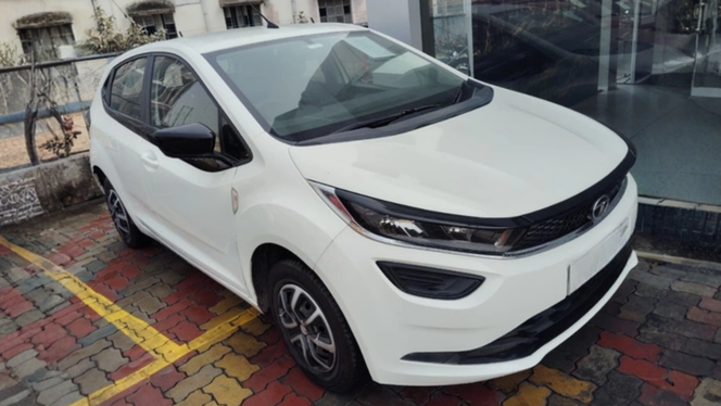 
								Tata Altroz XE 1.2 RTN full									