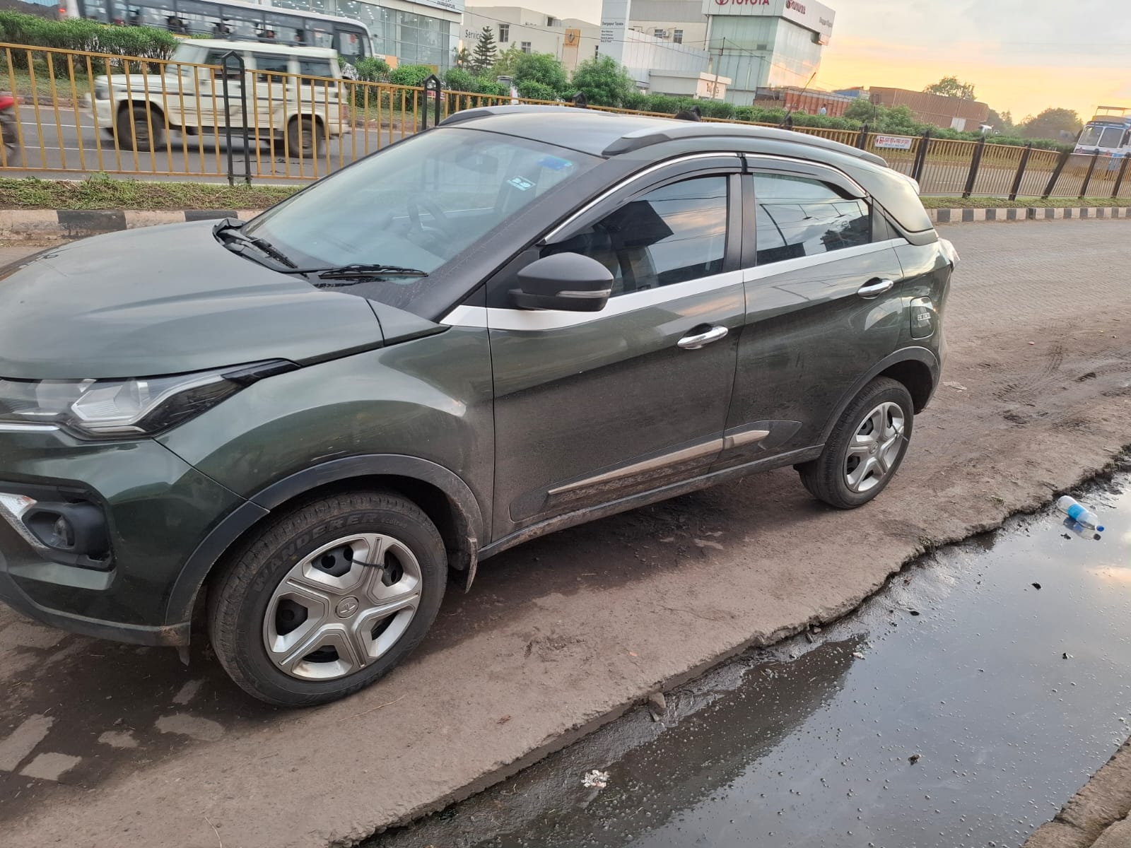
								Tata Nexon full									