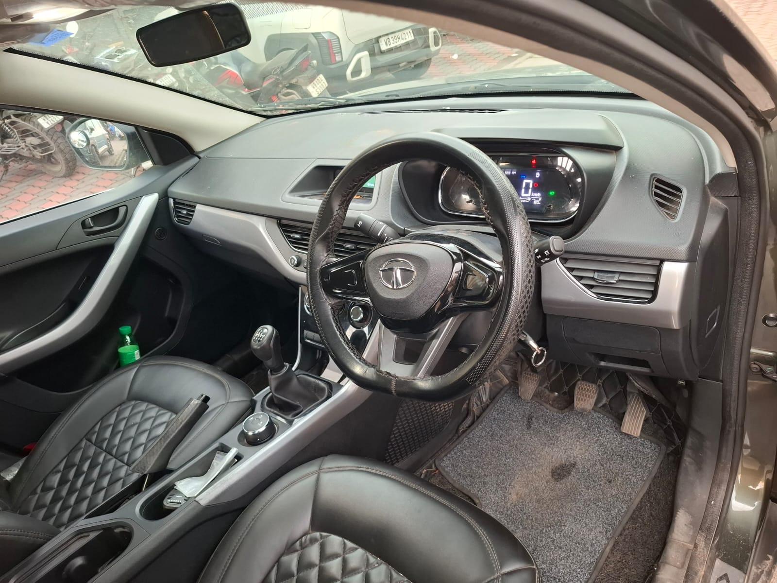 
								Tata Nexon full									
