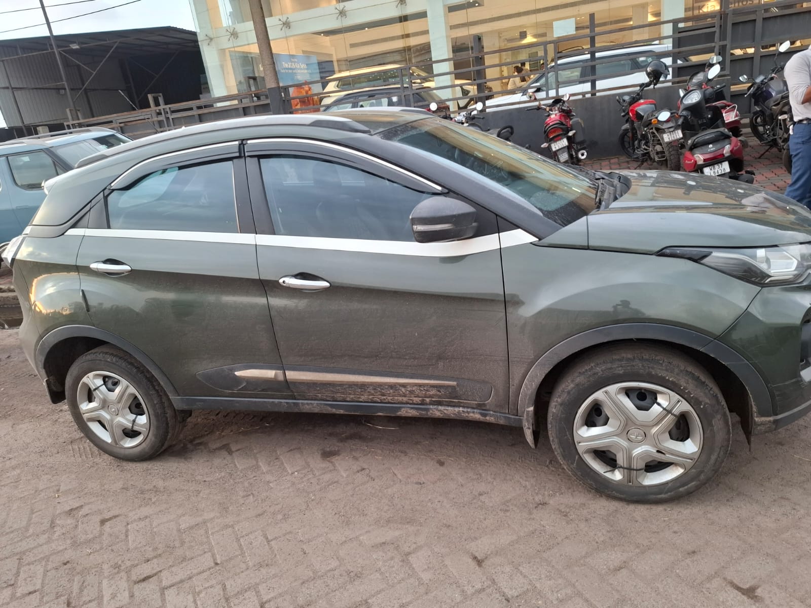 
								Tata Nexon full									