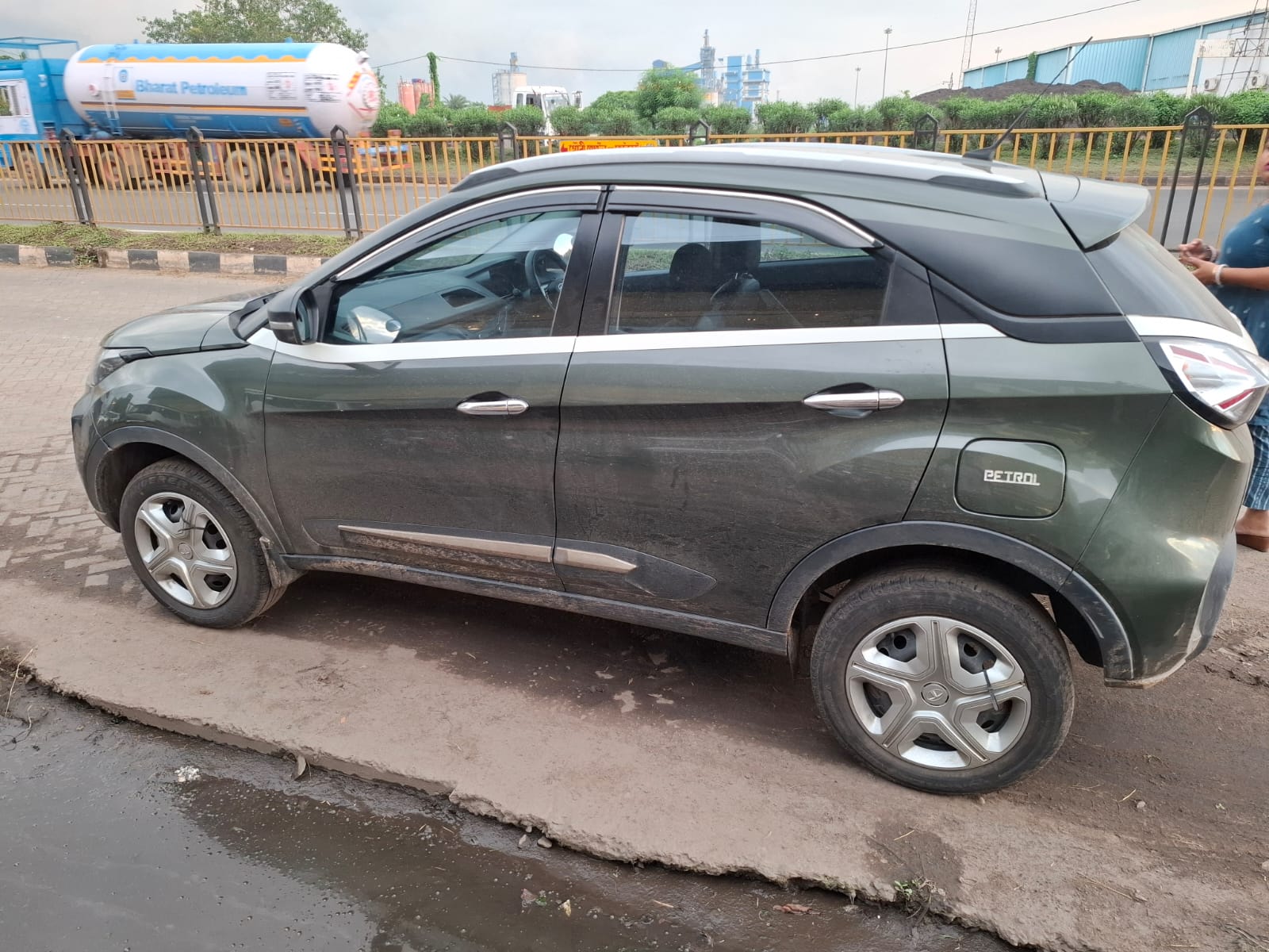 
								Tata Nexon full									