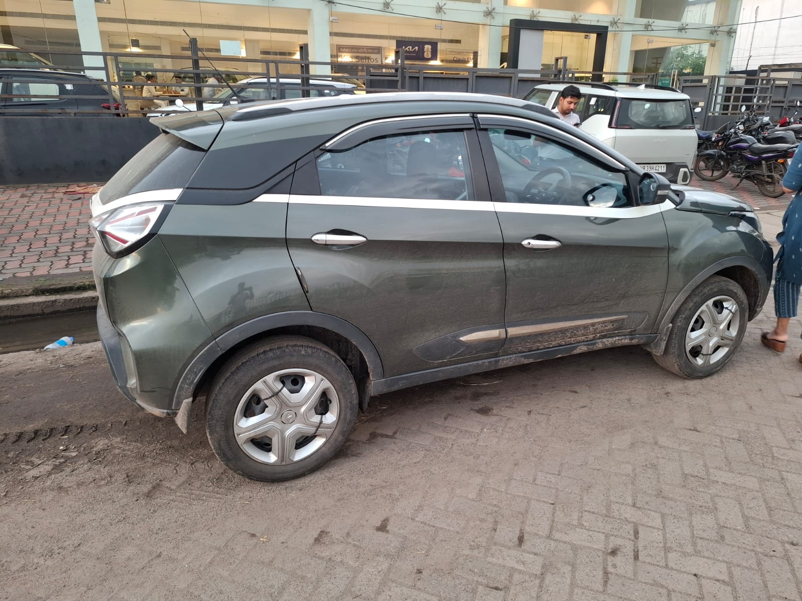 
								Tata Nexon full									