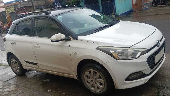 
								Hyundai i20 Magna full									